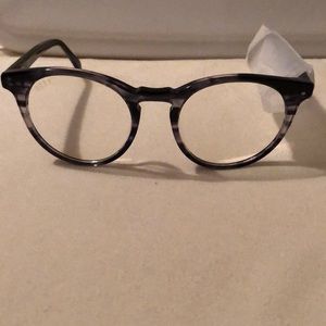 Charlie
89
Grey Slate Blue Light Technology Clear